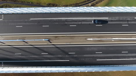 Vertikale-Ansicht-Einer-Autobahn-In-Der-Nähe-Eines-Hohen-Drohnenschusses.-Millau-Viadukt